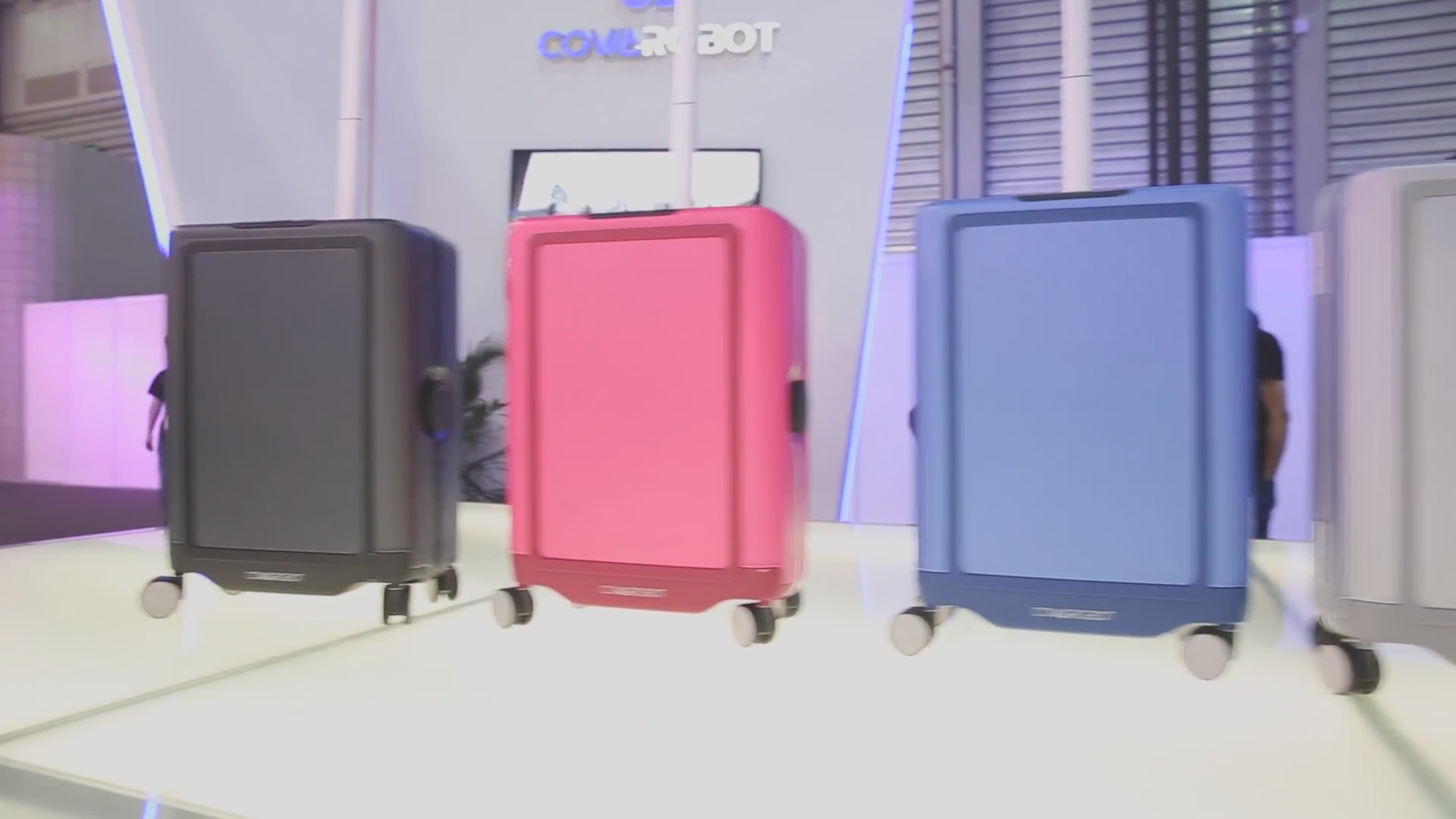 スーツケースを持たずに荷物を運んでくれるCowa Robotのロボットスーツとは？！